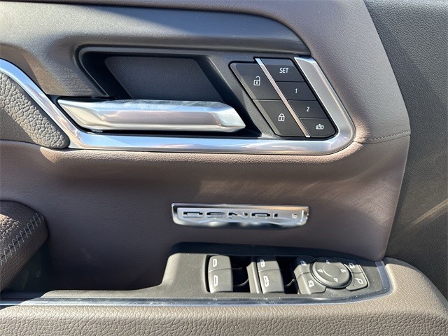 GMC Sierra 1500 Vehicle Full-screen Gallery Image 13