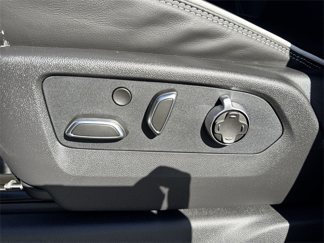 GMC Sierra 1500 Vehicle Full-screen Gallery Image 12