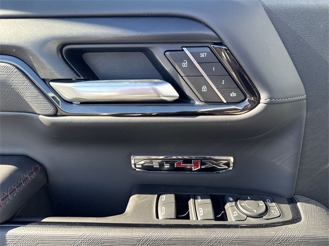 GMC Sierra 1500 Vehicle Full-screen Gallery Image 13