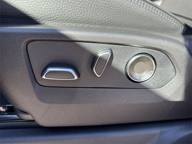 GMC Sierra 1500 Vehicle Full-screen Gallery Image 12