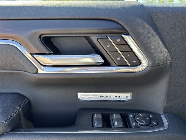 GMC Sierra 1500 Vehicle Full-screen Gallery Image 13