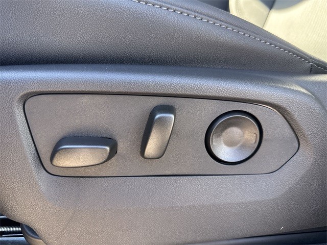 GMC Sierra 1500 Vehicle Full-screen Gallery Image 12