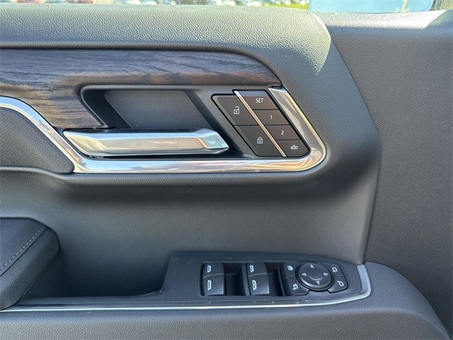 GMC Sierra 1500 Vehicle Full-screen Gallery Image 13