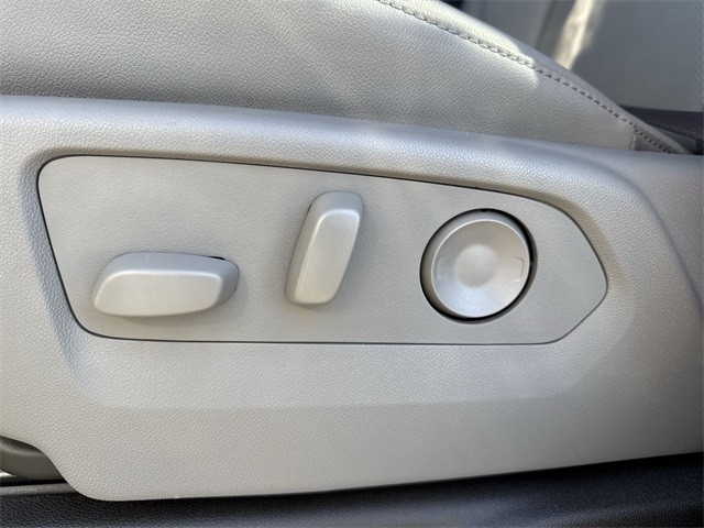 GMC Sierra 1500 Vehicle Full-screen Gallery Image 12