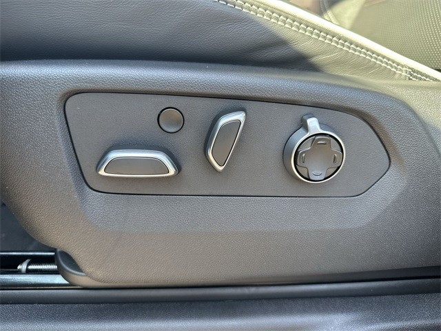 GMC Sierra 1500 Vehicle Full-screen Gallery Image 12