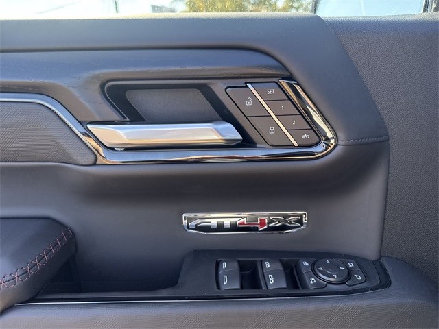 GMC Sierra 1500 Vehicle Full-screen Gallery Image 13