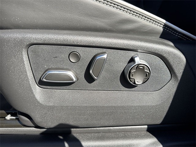 GMC Sierra 1500 Vehicle Full-screen Gallery Image 12