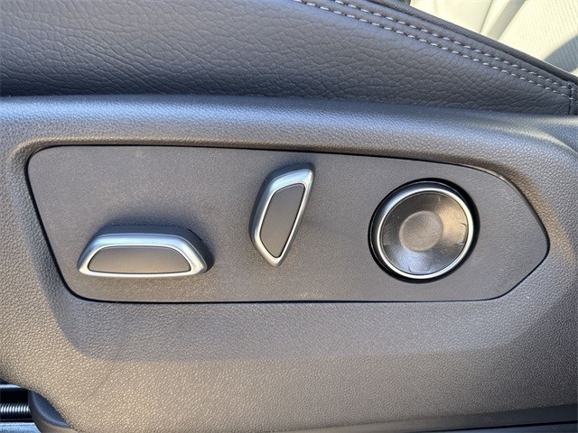 GMC Sierra 2500HD Vehicle Full-screen Gallery Image 12