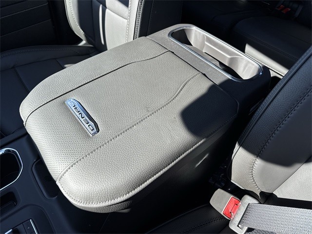 GMC Sierra 2500HD Vehicle Full-screen Gallery Image 21