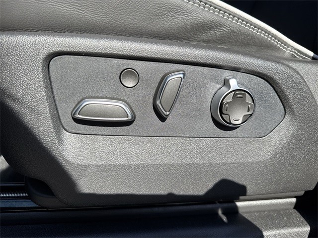 GMC Sierra 1500 Vehicle Full-screen Gallery Image 12