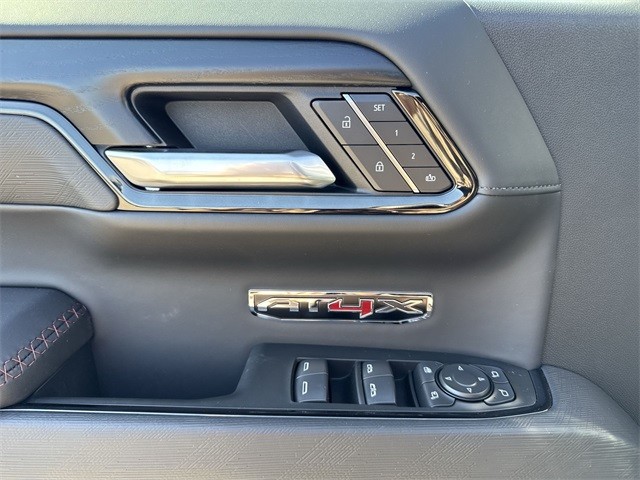 GMC Sierra 1500 Vehicle Full-screen Gallery Image 13