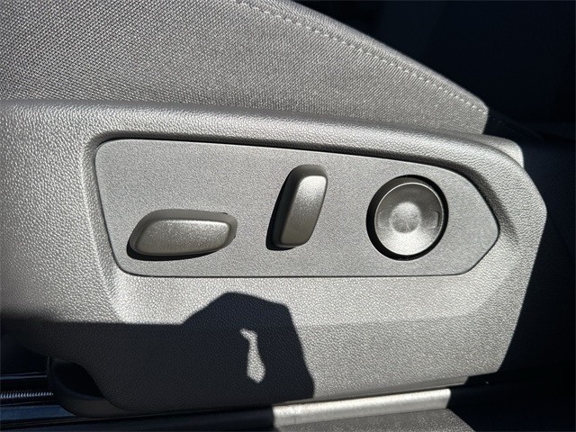 GMC Sierra 1500 Vehicle Full-screen Gallery Image 12