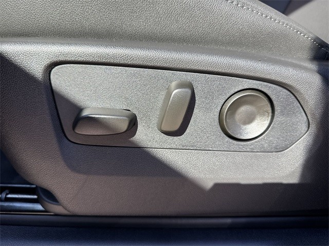 GMC Sierra 1500 Vehicle Full-screen Gallery Image 12