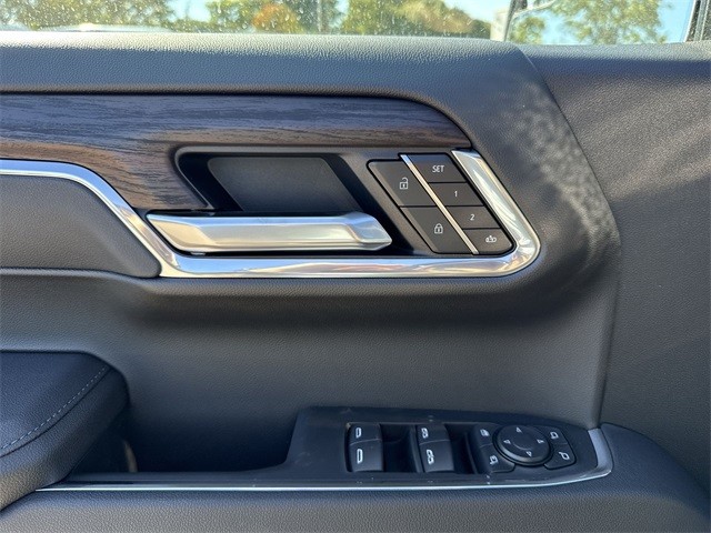 GMC Sierra 1500 Vehicle Full-screen Gallery Image 13