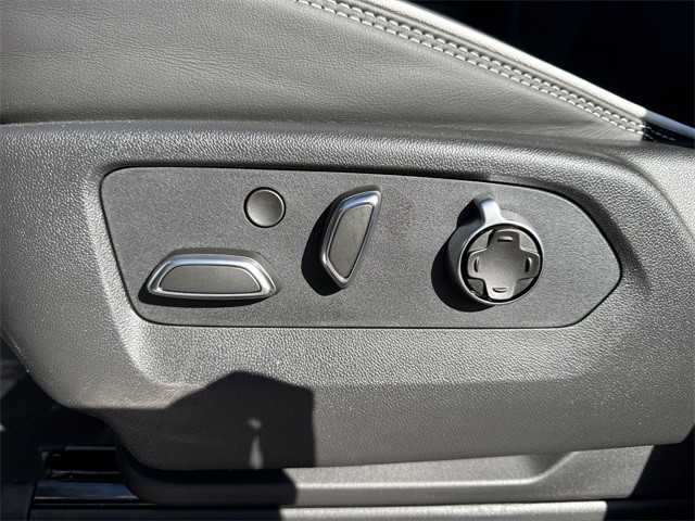 GMC Sierra 1500 Vehicle Full-screen Gallery Image 12