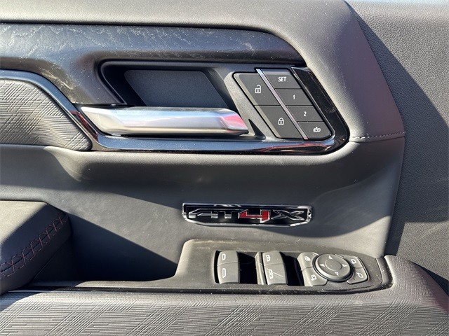 GMC Sierra 1500 Vehicle Full-screen Gallery Image 13