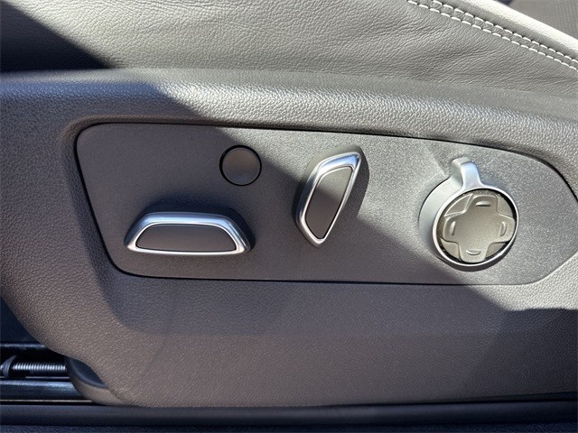 GMC Sierra 1500 Vehicle Full-screen Gallery Image 12