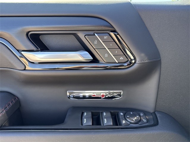 GMC Sierra 1500 Vehicle Full-screen Gallery Image 13