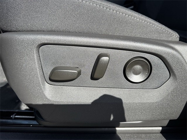 GMC Sierra 1500 Vehicle Full-screen Gallery Image 12