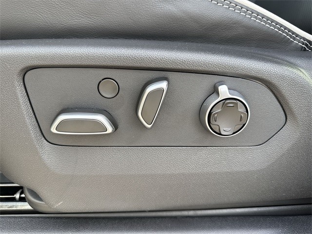 GMC Sierra 1500 Vehicle Full-screen Gallery Image 12