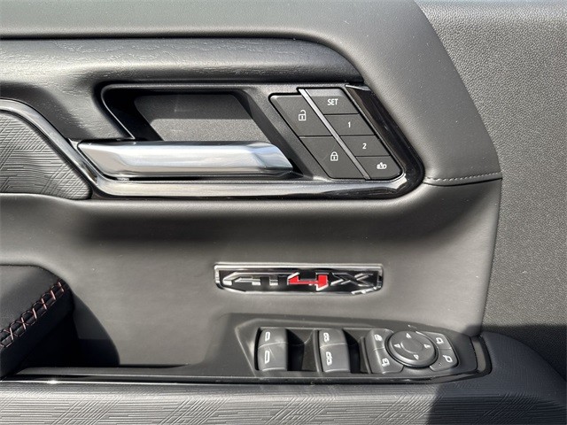 GMC Sierra 1500 Vehicle Full-screen Gallery Image 13