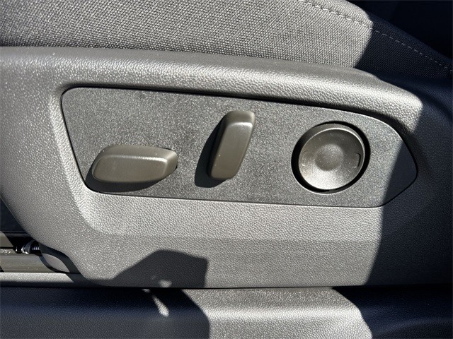 GMC Sierra 1500 Vehicle Full-screen Gallery Image 12