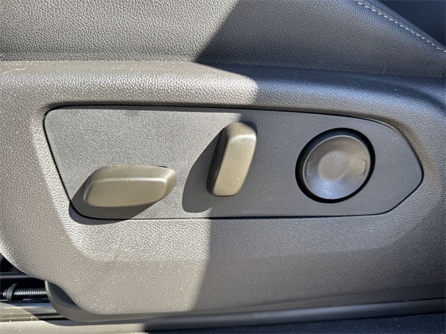 GMC Sierra 1500 Vehicle Full-screen Gallery Image 12