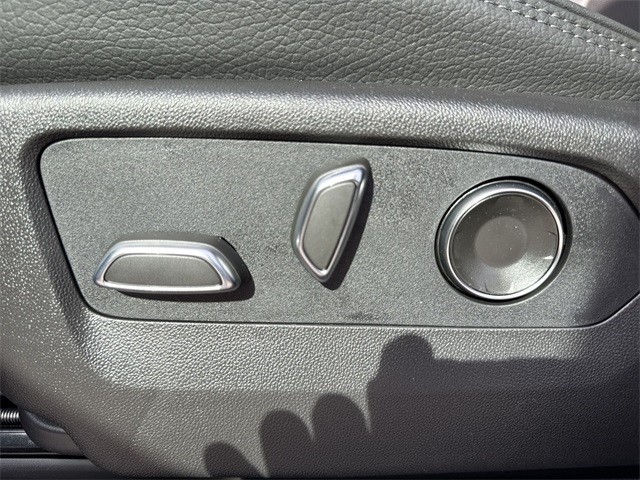 GMC Sierra 3500HD Vehicle Full-screen Gallery Image 12