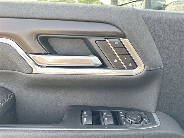 GMC Sierra 3500HD Vehicle Full-screen Gallery Image 13