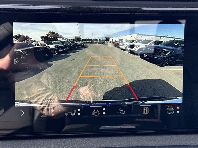 GMC Sierra 3500HD Vehicle Full-screen Gallery Image 17