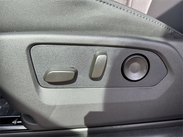 GMC Sierra 1500 Vehicle Full-screen Gallery Image 12