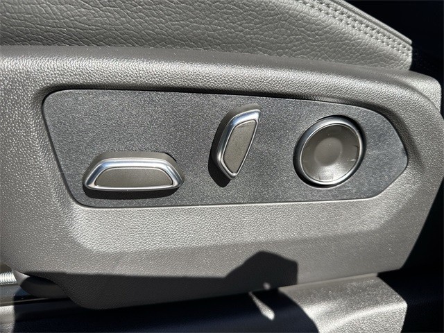 GMC Sierra 1500 Vehicle Full-screen Gallery Image 12