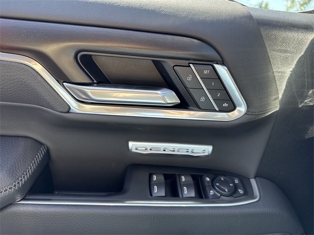 GMC Sierra 1500 Vehicle Full-screen Gallery Image 13