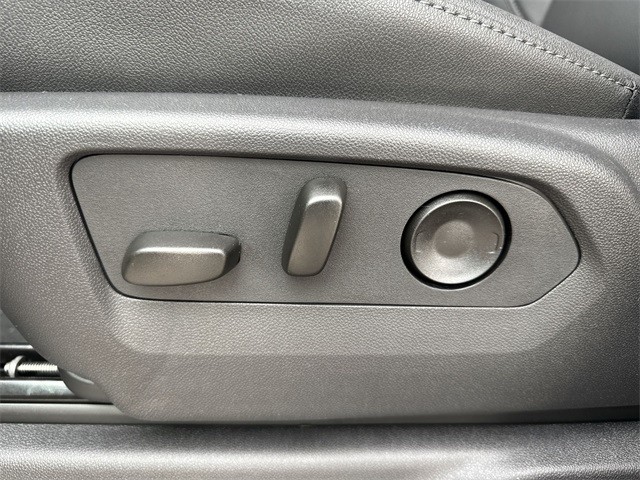 GMC Sierra 1500 Vehicle Full-screen Gallery Image 12