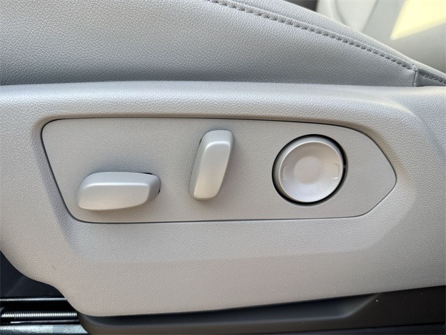 GMC Sierra 1500 Vehicle Full-screen Gallery Image 12