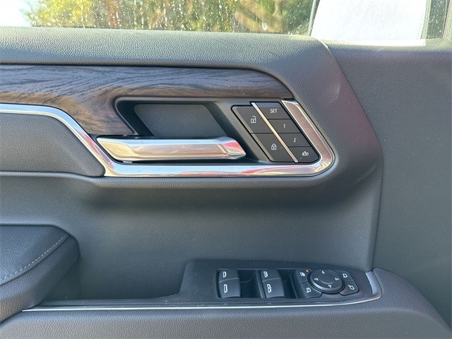 GMC Sierra 1500 Vehicle Full-screen Gallery Image 13