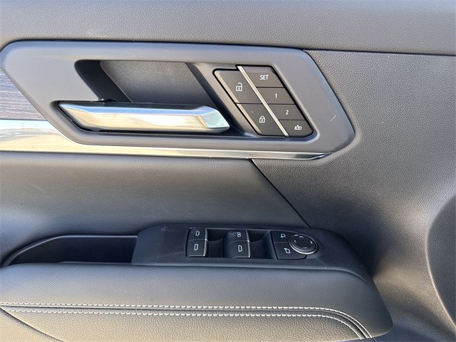 GMC Terrain Vehicle Full-screen Gallery Image 13