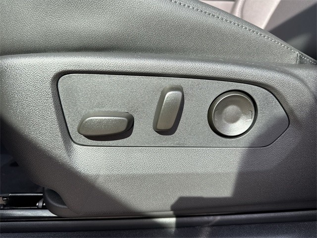 GMC Sierra 1500 Vehicle Full-screen Gallery Image 12