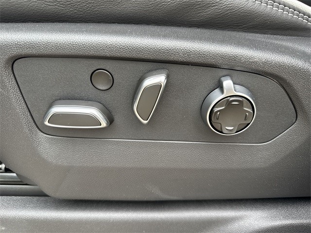 GMC Sierra 1500 Vehicle Full-screen Gallery Image 12