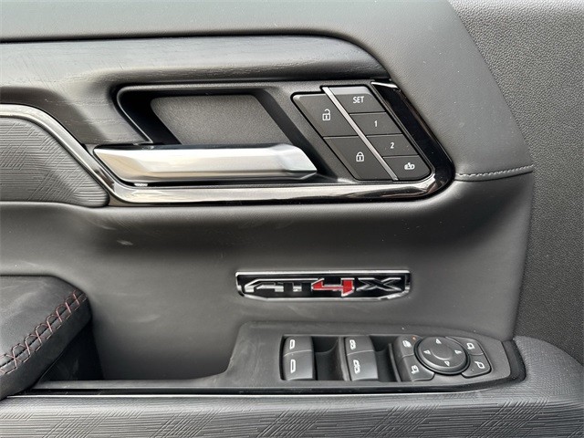 GMC Sierra 1500 Vehicle Full-screen Gallery Image 13