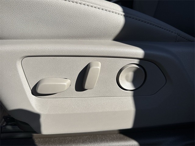 GMC Sierra 1500 Vehicle Full-screen Gallery Image 12