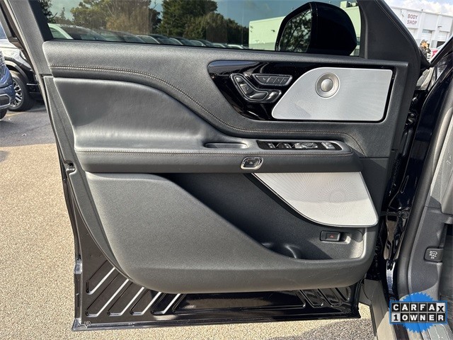 Lincoln Aviator Vehicle Full-screen Gallery Image 27