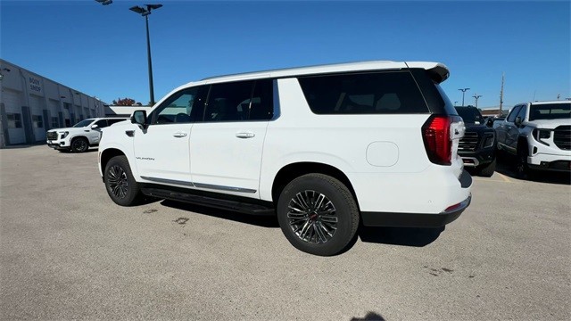 GMC Yukon XL Vehicle Full-screen Gallery Image 06