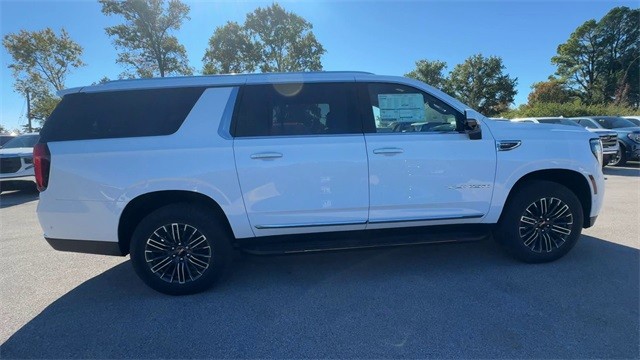 GMC Yukon XL Vehicle Full-screen Gallery Image 09