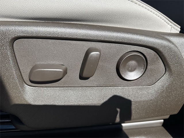 GMC Yukon XL Vehicle Full-screen Gallery Image 12