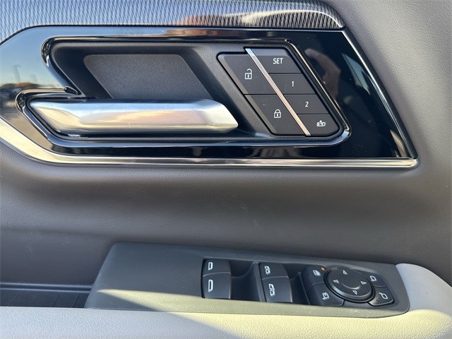 GMC Yukon XL Vehicle Full-screen Gallery Image 13