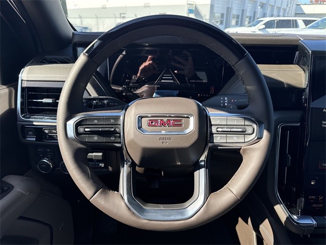 GMC Yukon XL Vehicle Full-screen Gallery Image 14