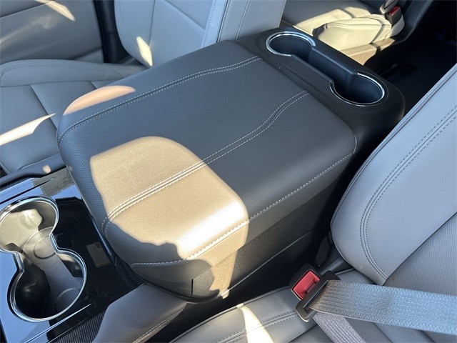 GMC Yukon XL Vehicle Full-screen Gallery Image 21