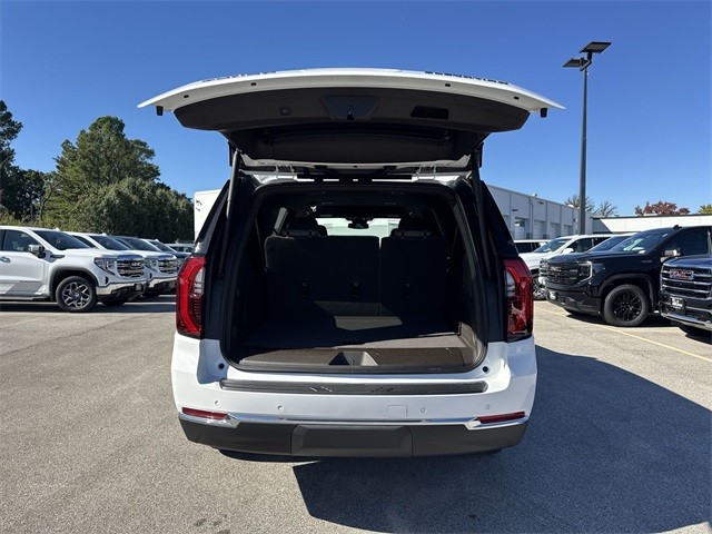 GMC Yukon XL Vehicle Full-screen Gallery Image 24
