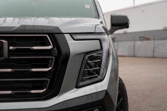 GMC Yukon Vehicle Full-screen Gallery Image 11